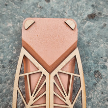 Load image into Gallery viewer, Cigale stylisée en bois
