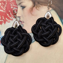Charger l&#39;image dans la galerie, Boucles d&#39;oreilles noires Passementerie
