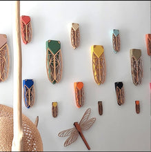 Load image into Gallery viewer, Cigale stylisée en bois
