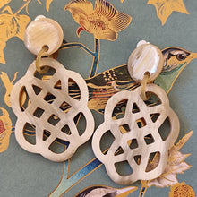 Load image into Gallery viewer, CLIPS boucles d'oreilles corne naturelle
