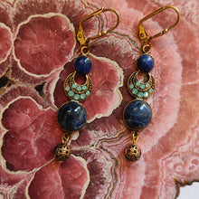 Load image into Gallery viewer, Boucles d&#39;oreilles demi-lune Sodalites
